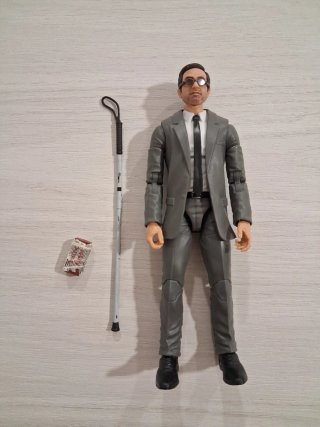 Figura Matt Murdock con bastón y periódico