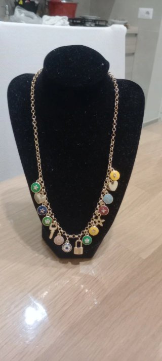 Collana dorata con ciondoli colorati