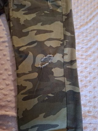 Pantalones militares desgastados con cremalleras