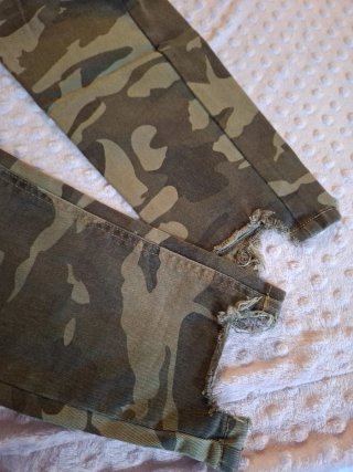 Pantalones militares desgastados con cremalleras