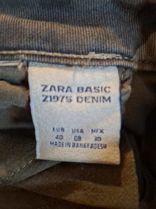 Pantalones militares desgastados con cremalleras