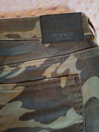 Pantalones militares desgastados con cremalleras