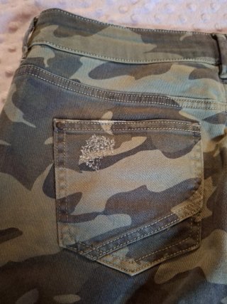 Pantalones militares desgastados con cremalleras