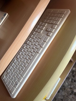 Ordenador LG Blanco con teclado y raton