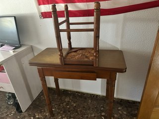 Mesa y taburete de madera