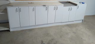 Mueble de cocina modular gris y blanco