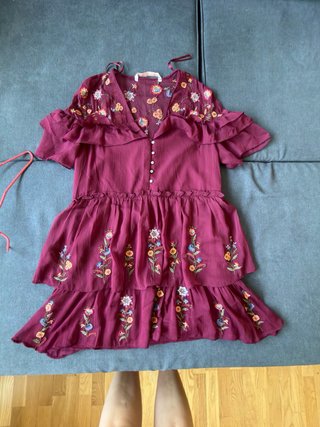 Vestido Zara bordado floral burdeos talla L