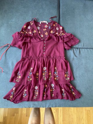 Vestido Zara bordado floral burdeos talla L
