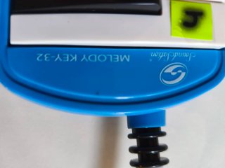Melódica azul con instrucciones