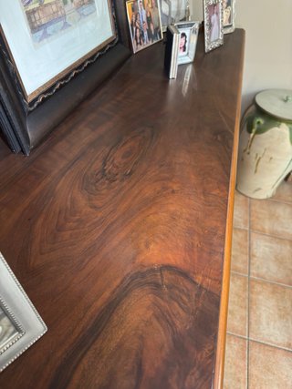 Mueble de madera con vitrina y cajones