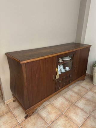 Mueble de madera con vitrina y cajones
