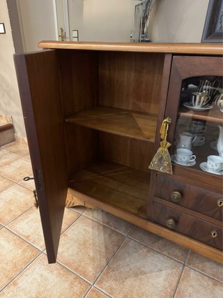 Mueble de madera con vitrina y cajones