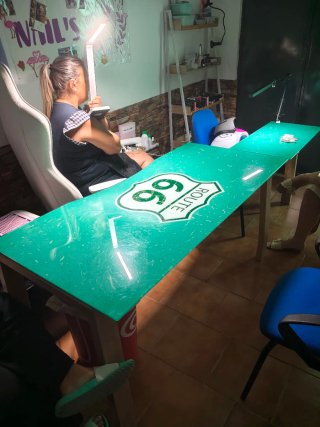 Mesa de cristal verde.