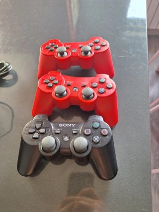 Consola PS3 con 3 mandos y 14 juegos