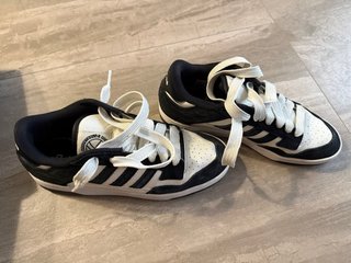 Zapatillas Adidas Negras y Blancas