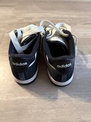 Zapatillas Adidas Negras y Blancas