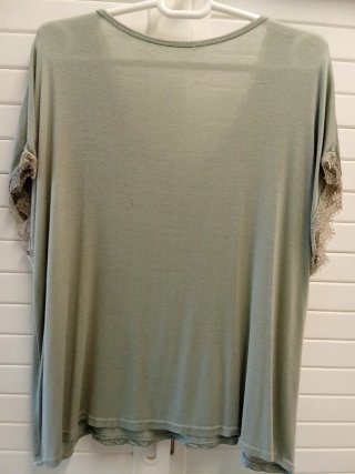 Camiseta verde con detalles plateados