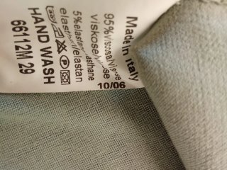Camiseta verde con detalles plateados