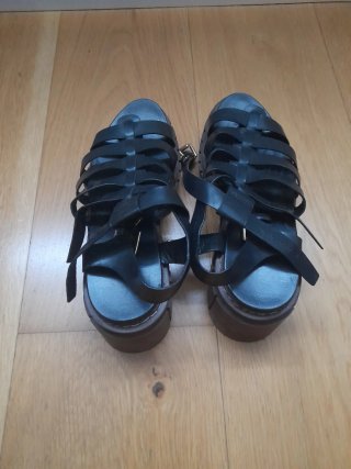 Sandalias plataforma Stradivarius negras