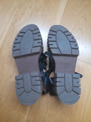 Sandalias plataforma Stradivarius negras
