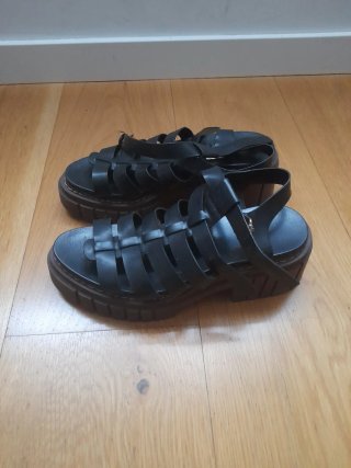 Sandalias plataforma Stradivarius negras