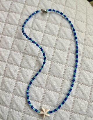 Collar de cuentas azul con estrella de mar