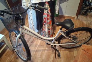 Bicicleta Fairway blanca con cesta