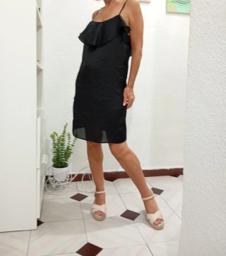 Vestido negro tirantes con volantes,