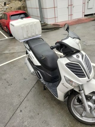 Moto Benelli Scooter Blanca y Gris