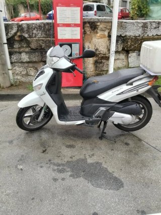 Moto Benelli Scooter Blanca y Gris