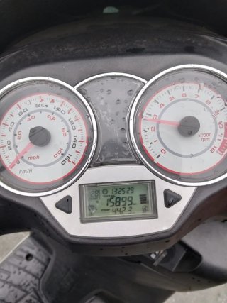 Moto Benelli Scooter Blanca y Gris