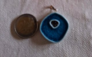 Colgante de cerámica azul con centro mas oscuro