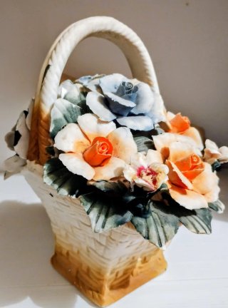 Cesto fiori ceramica + bambino in ginocchio.