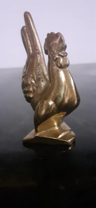 Figura antigua en bronce de un gallo.