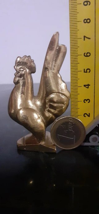 Figura antigua en bronce de un gallo.