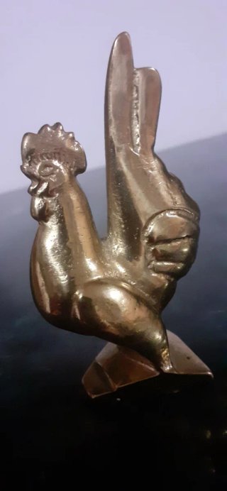 Figura antigua en bronce de un gallo.