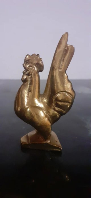 Figura antigua en bronce de un gallo.
