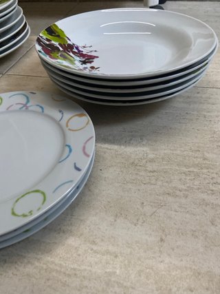 Juego de platos de porcelana multicolor