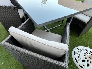 Set Tavolo e Divani da Giardino in Rattan, Cristallo e Metallo