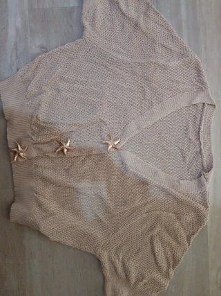 Cárdigan beige con estrellas doradas