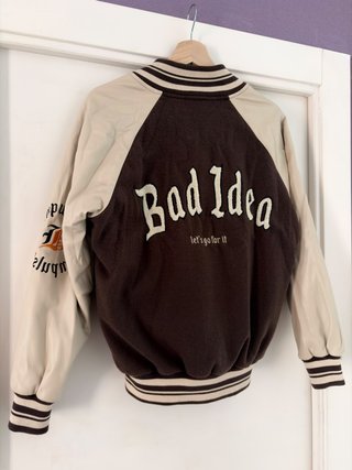 Bomber Bershka bordada marrón y crema