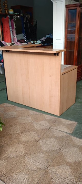 Mostrador de recepción de madera