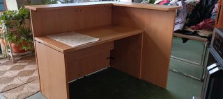 Mostrador de recepción de madera