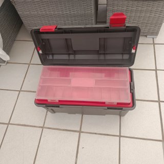 Caja de herramientas gris con asa roja