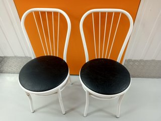 Pareja de sillas blancas con asientos negros