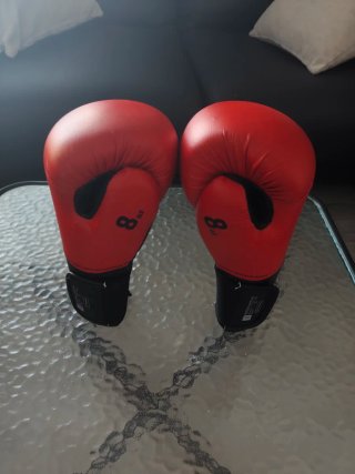 Un par de Guantes de Boxeo Outshock Rojos de 8 on