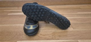 Zapatos de fútbol BADDIISI negros y dorados.