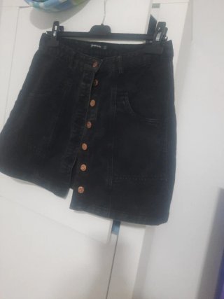 Falda vaquera Stradivarius negra corta