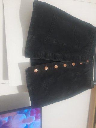 Falda vaquera Stradivarius negra corta
