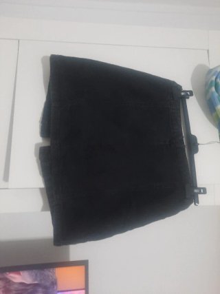 Falda vaquera Stradivarius negra corta